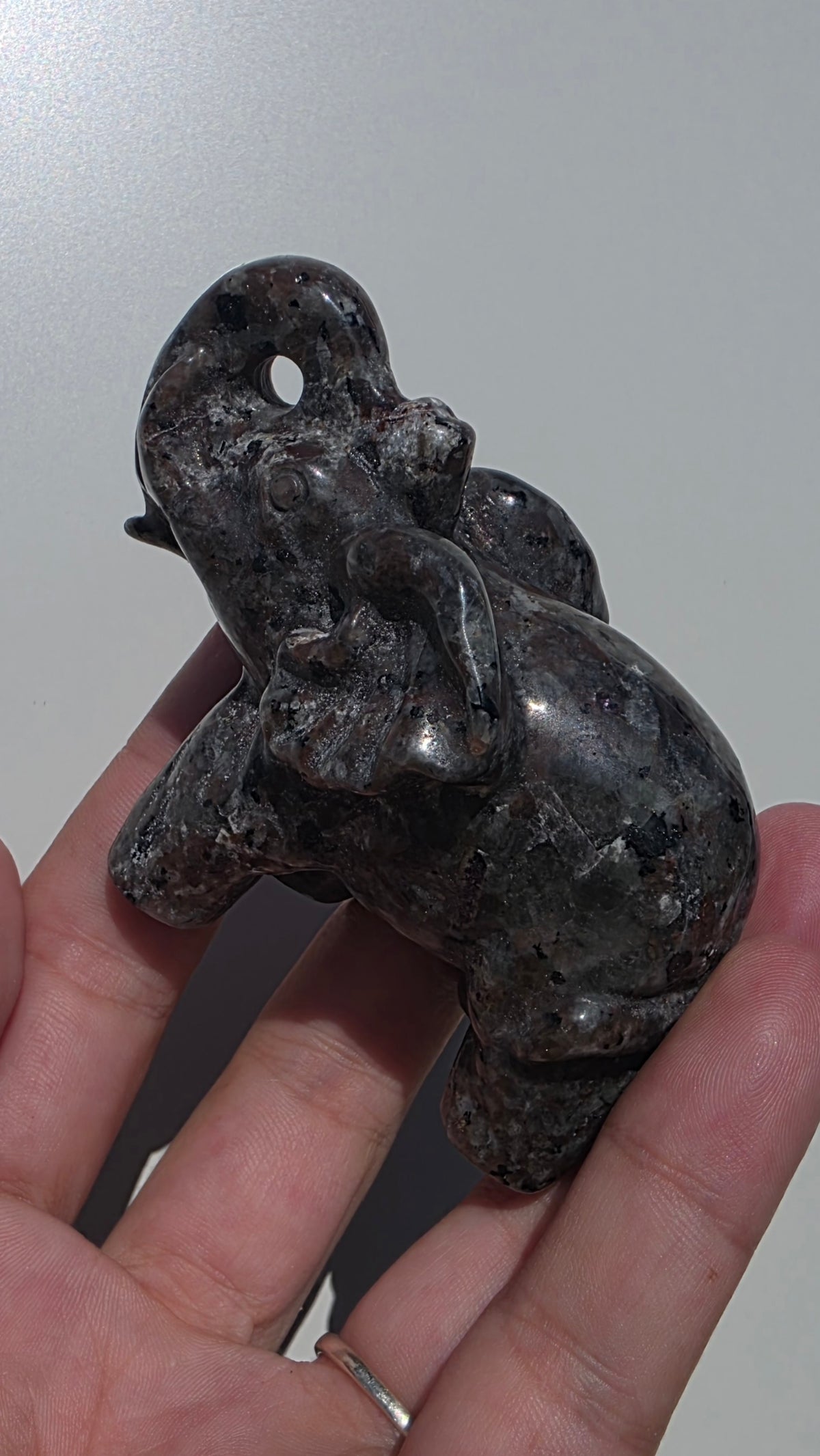 Glowing Yooperlite Elephant Carving – UV-Reactive (8cm) intuitively chosen