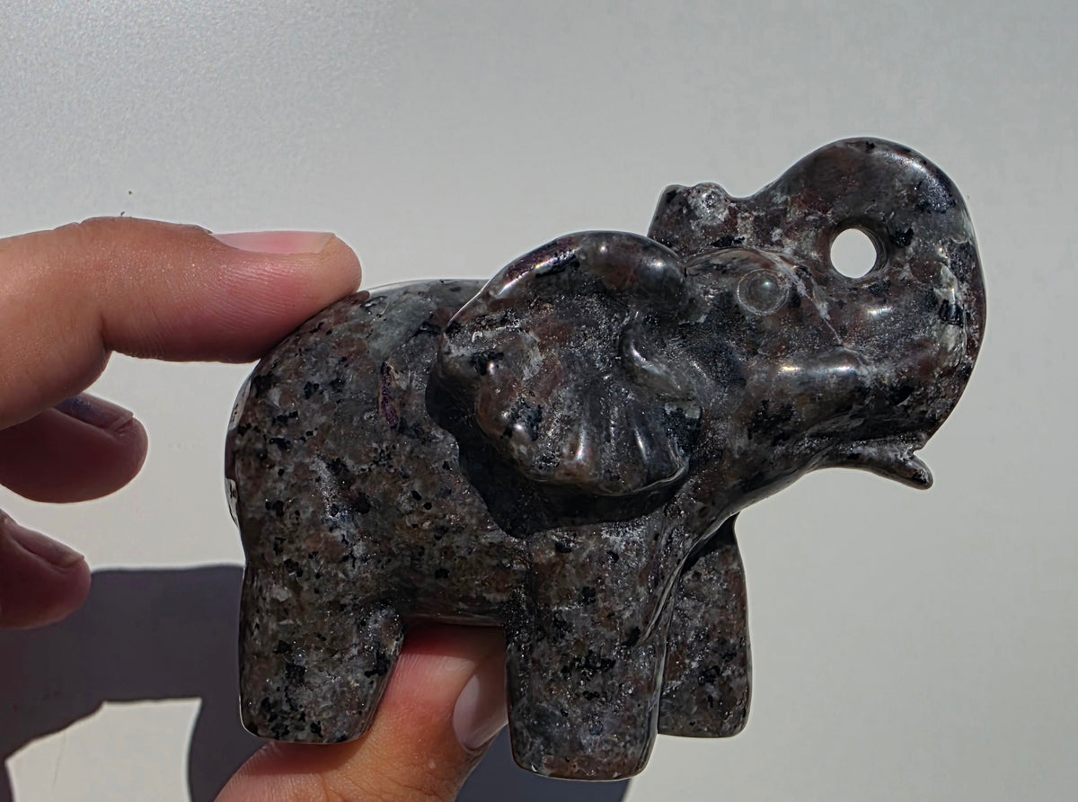 Glowing Yooperlite Elephant Carving – UV-Reactive (8cm) intuitively chosen