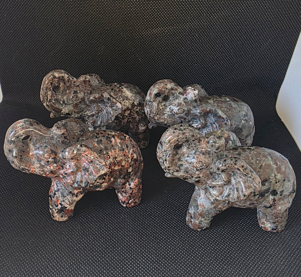 Glowing Yooperlite Elephant Carving – UV-Reactive (8cm) intuitively chosen