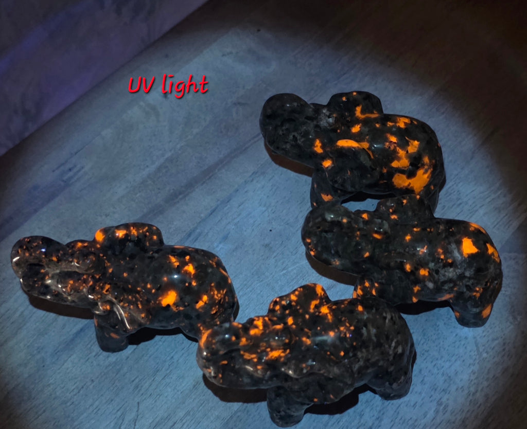 Glowing Yooperlite Elephant Carving – UV-Reactive (8cm) intuitively chosen