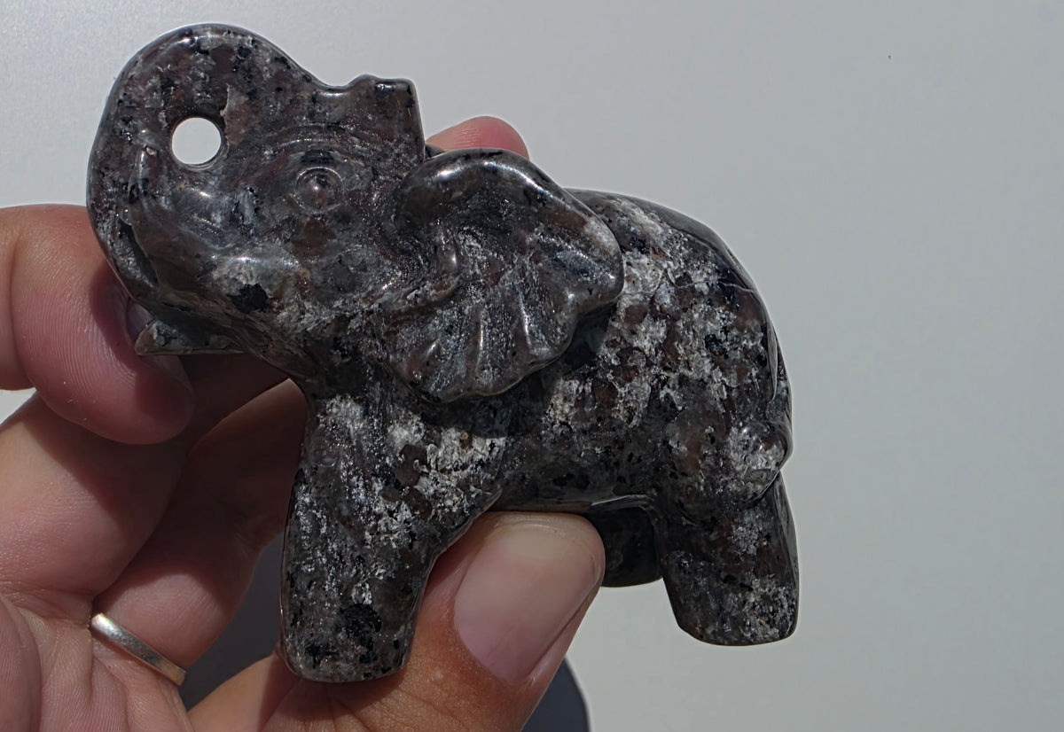 Glowing Yooperlite Elephant Carving – UV-Reactive (8cm) intuitively chosen