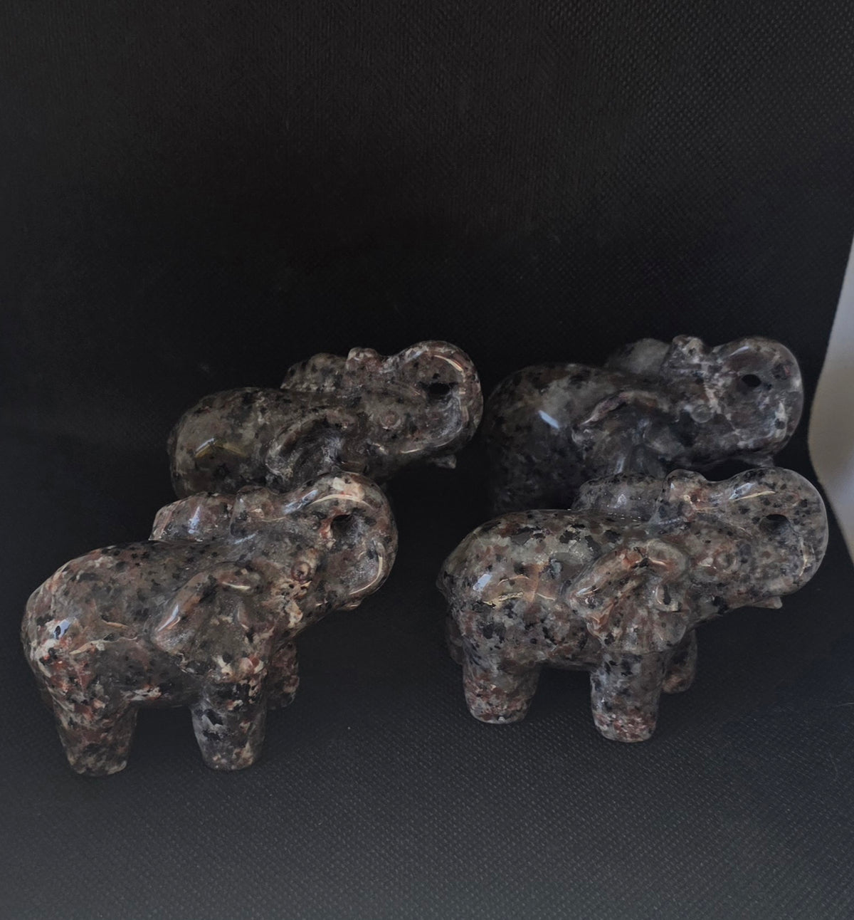 Glowing Yooperlite Elephant Carving – UV-Reactive (8cm) intuitively chosen