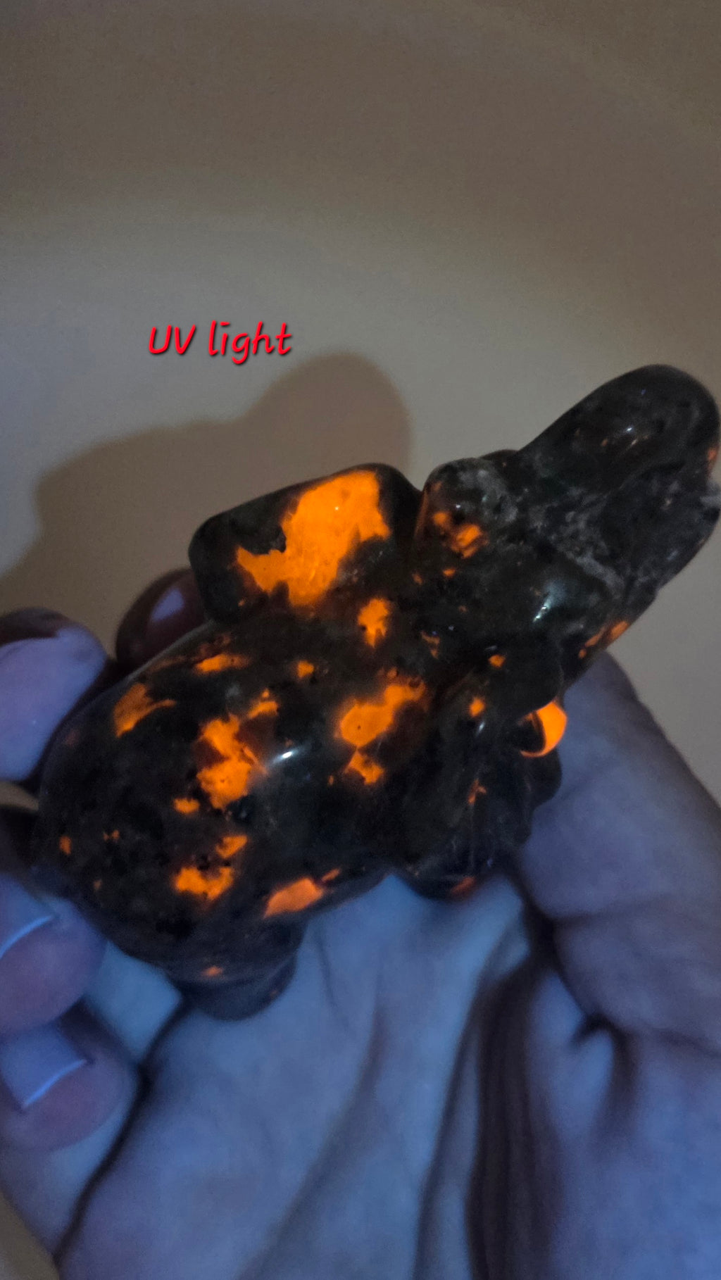 Glowing Yooperlite Elephant Carving – UV-Reactive (8cm) intuitively chosen