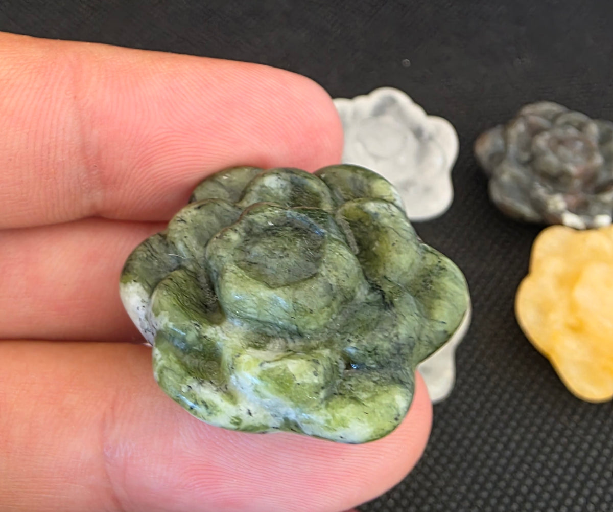 Hand-Carved Crystal Rose Flower Carvings – 2.7cm Mini Gemstone Blooms