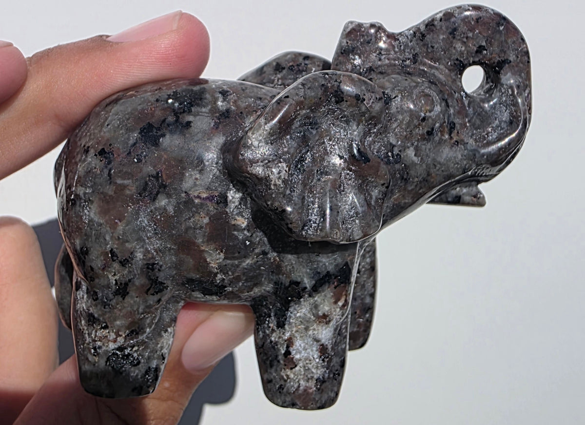 Glowing Yooperlite Elephant Carving – UV-Reactive (8cm) intuitively chosen