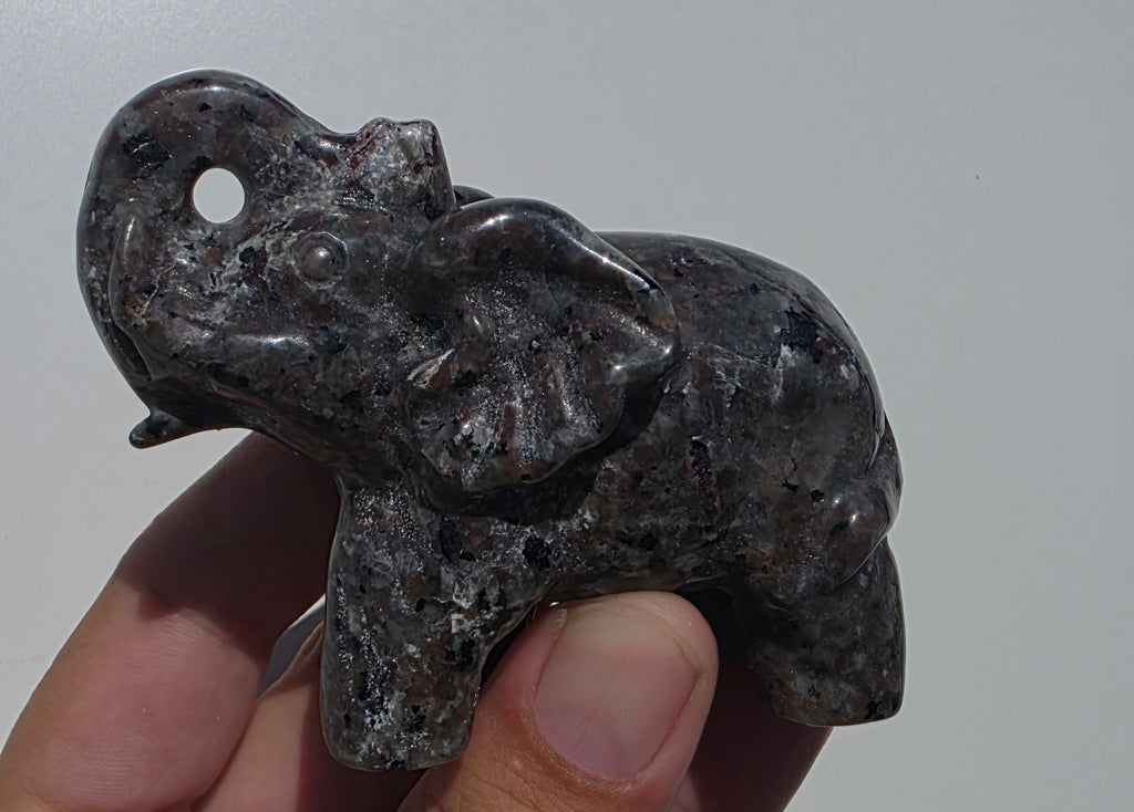 Glowing Yooperlite Elephant Carving – UV-Reactive (8cm) intuitively chosen