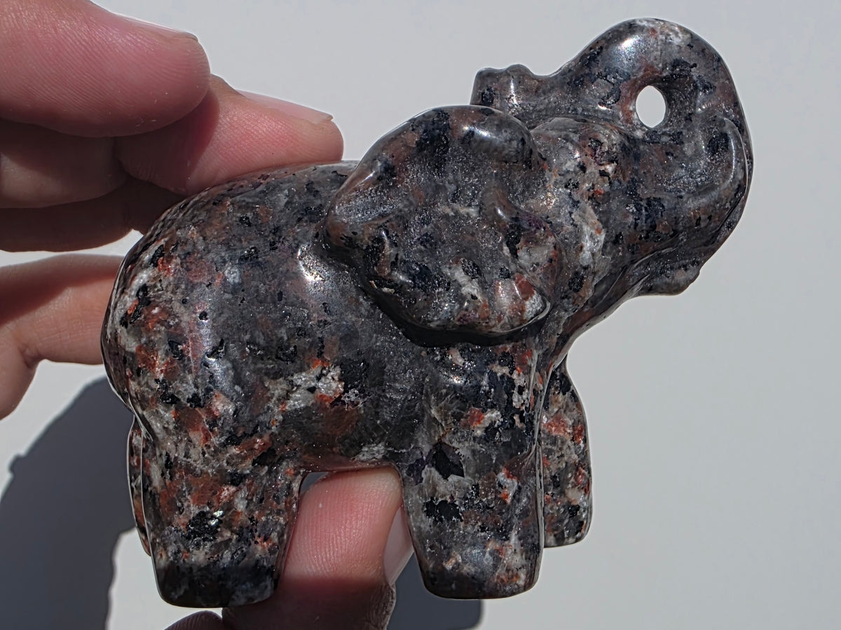 Glowing Yooperlite Elephant Carving – UV-Reactive (8cm) intuitively chosen