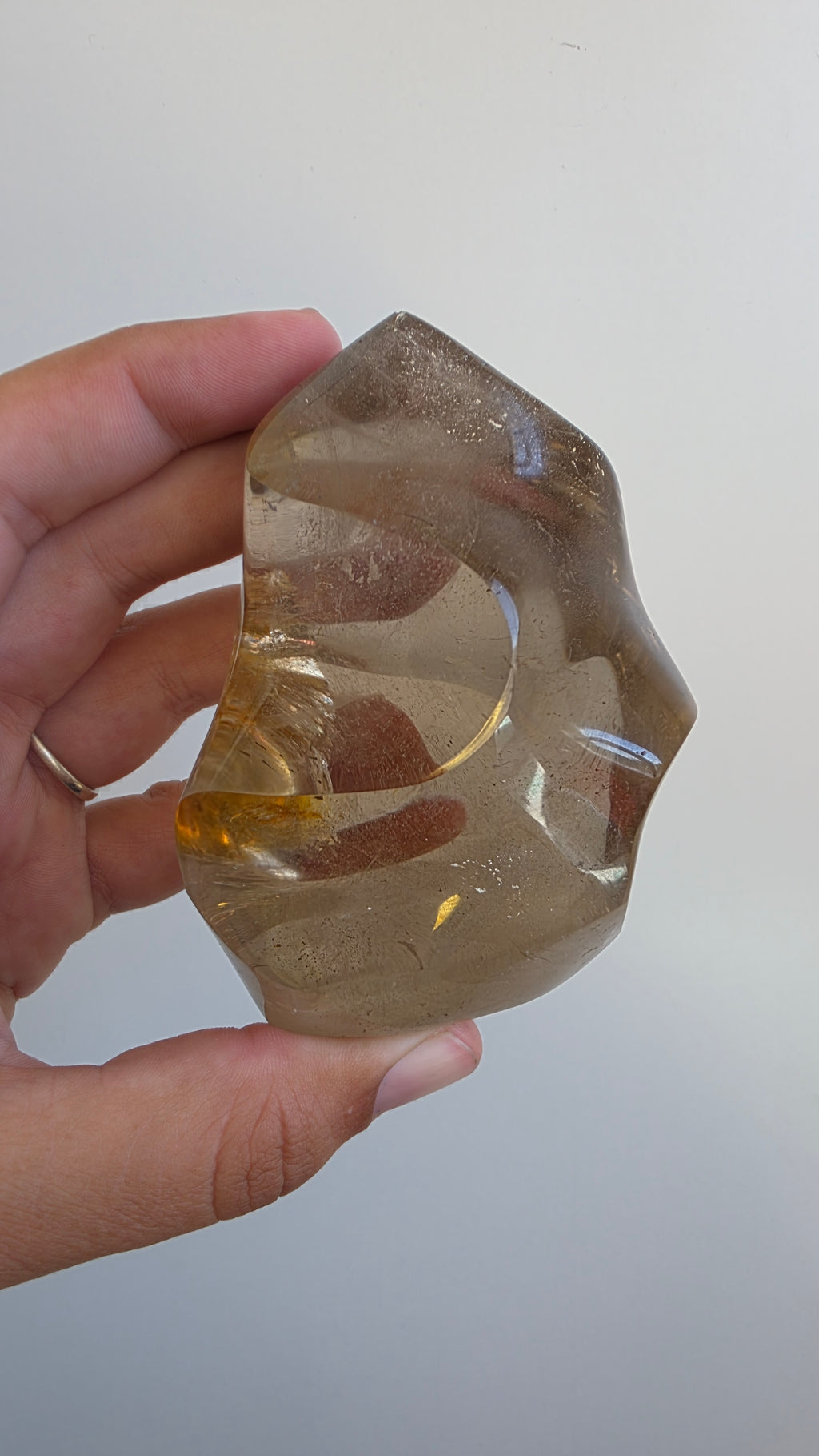 Natural Smokey Quartz Flame Carving – Grounding Crystal Decor (9x6cm, 422g)