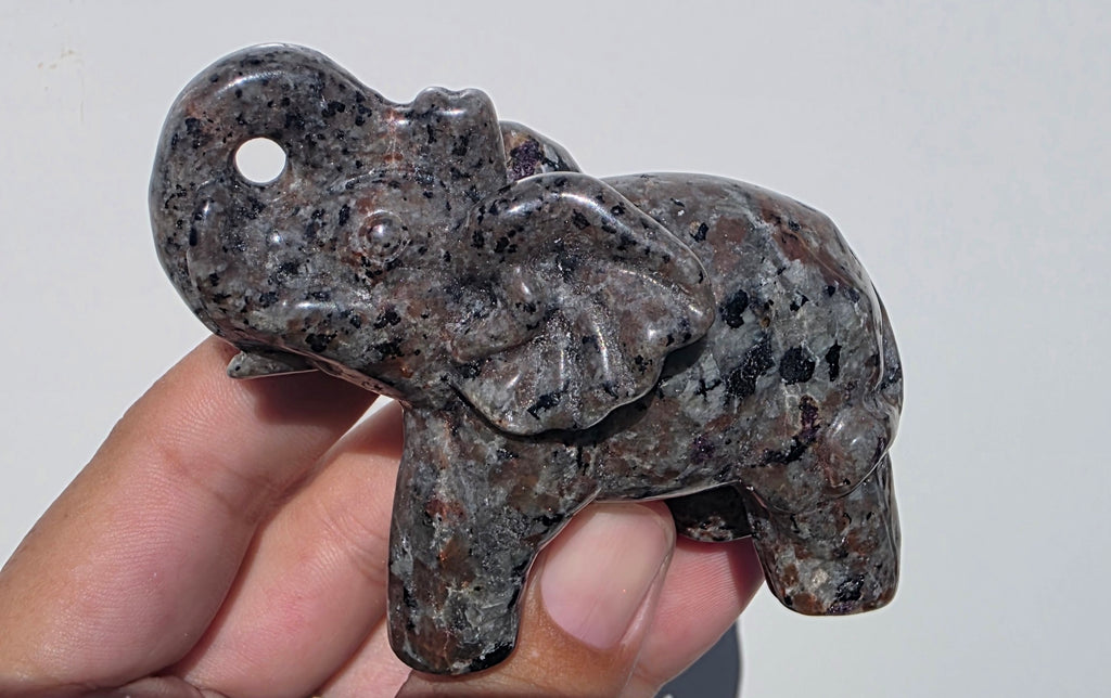 Glowing Yooperlite Elephant Carving – UV-Reactive (8cm) intuitively chosen