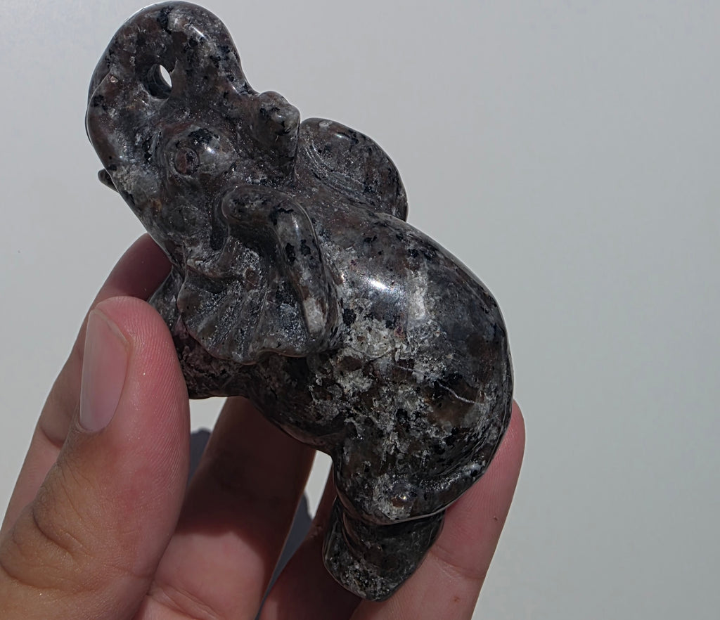 Glowing Yooperlite Elephant Carving – UV-Reactive (8cm) intuitively chosen