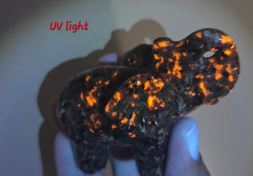 Glowing Yooperlite Elephant Carving – UV-Reactive (8cm) intuitively chosen