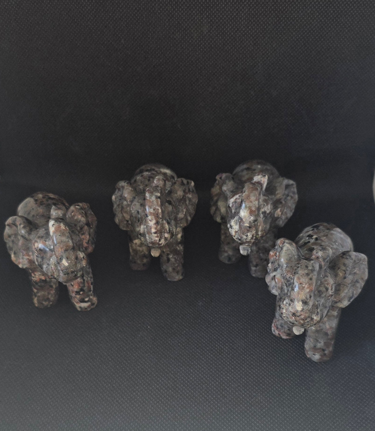 Glowing Yooperlite Elephant Carving – UV-Reactive (8cm) intuitively chosen