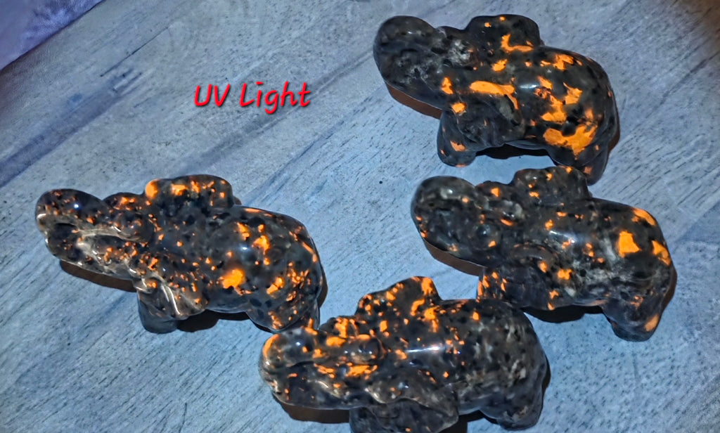 Glowing Yooperlite Elephant Carving – UV-Reactive (8cm) intuitively chosen